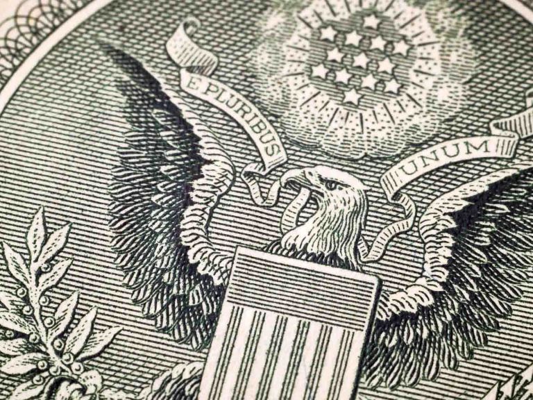 US growth holds, but political uncertainty looms