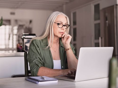 Il lavoro invisibile che svuota la pensione delle donne